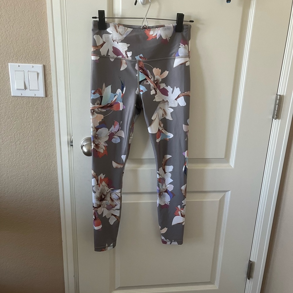 NWOT Athleta Elation Paradise 7/8 Legging/Tight-Gray Floral - Picture 2 of 5